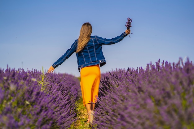 Estilo de vida rural, jovem loira caucasiana em jaqueta jeans e vestido laranja