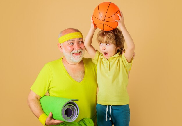 Estilo de vida saudável. Avô e neto se divertindo. Basquetebol. Esporte para crianças. Família feliz.