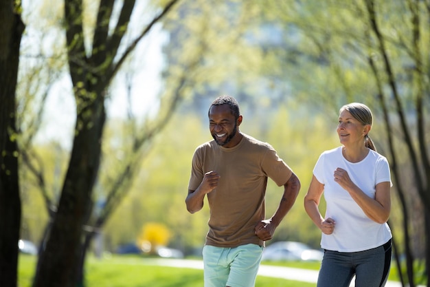 Estilo de vida saudável Casal maduro a correr no parque de manhã