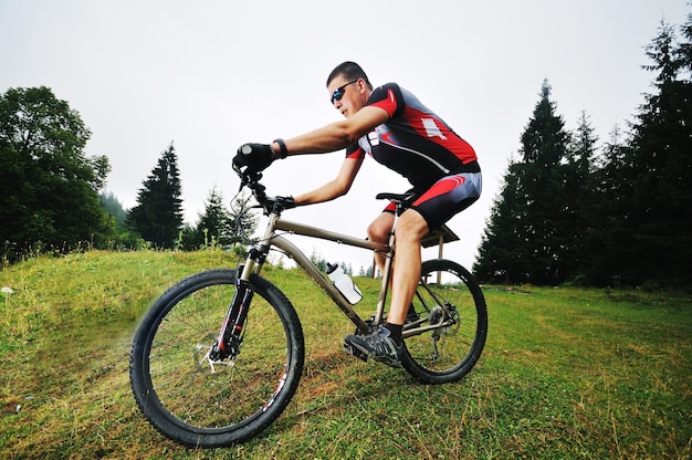 estilo de vida saudável e conceito de fitness com homem de bicicleta de montanha ao ar livre