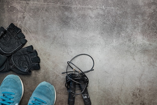 Foto estilo de vida saudável. equipamento de pular corda em um fundo cinza. vista superior com espaço de cópia.