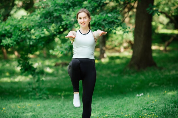 Estilo de vida saudável, menina praticando esportes. ela está no sportswear