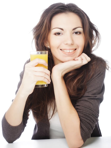 Estilo de vida saudável - mulher com suco de laranja em fundo branco