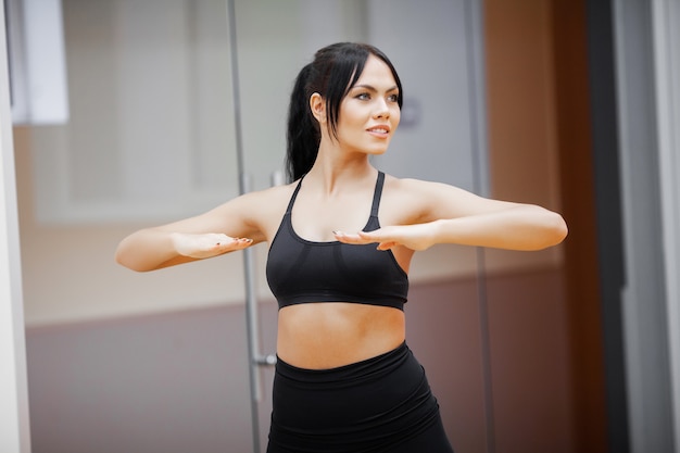 Estilo de vida saudável, mulher de Fitness fazendo exercício no ginásio