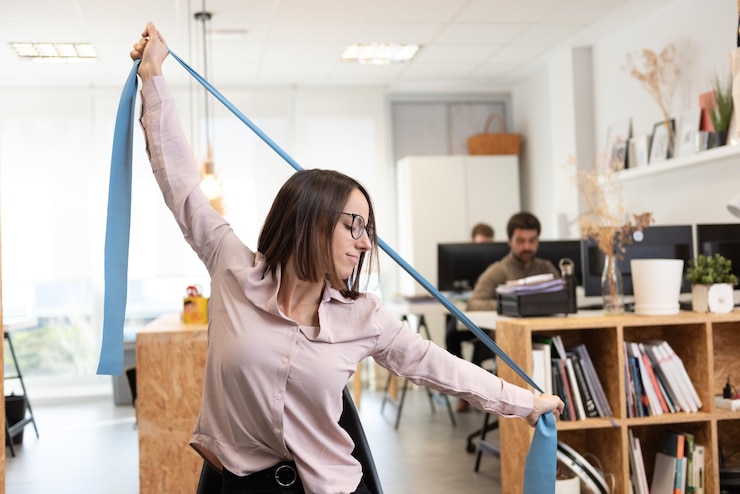 Foto estilo de vida saudável no conceito de local de trabalho mulher hispânica que se estende com um elástico de pilates