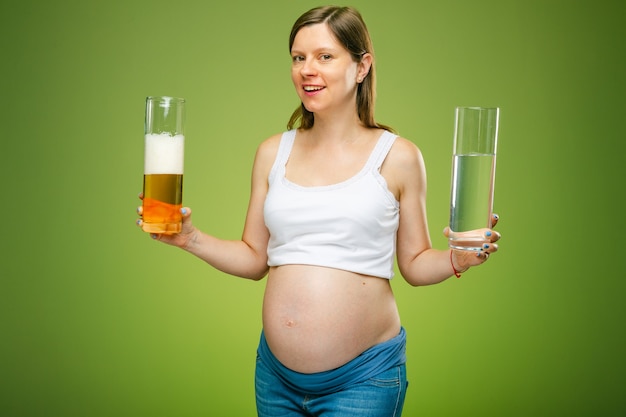 Estilo de vida saudável se estiver grávida, opte por beber álcool ou água quando está grávida