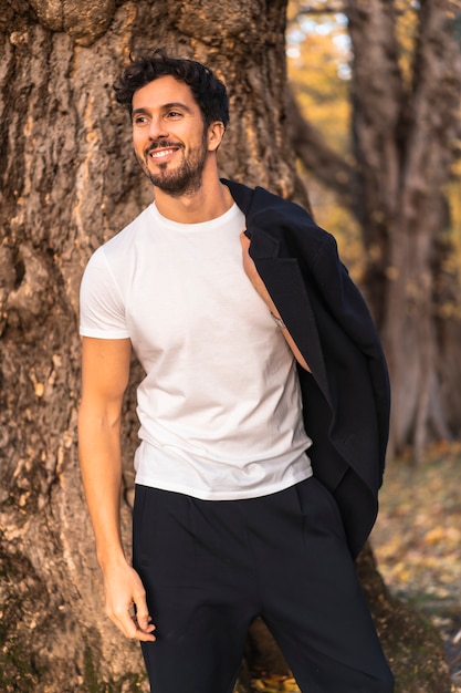 Estilo de vida, uma jovem morena caucasiana desfrutando em um parque natural