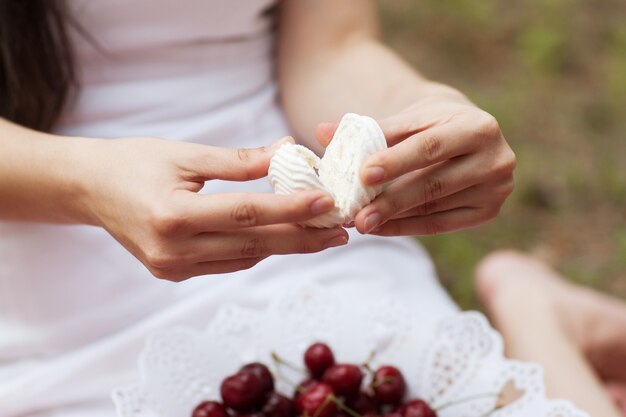 Foto estilo de vida vegano. nutrição de alimentos orgânicos. mulher com fruta na floresta