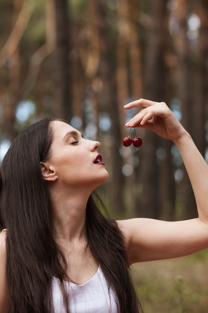 estilo de vida vegano. nutrição de alimentos orgânicos. mulher com fruta na floresta