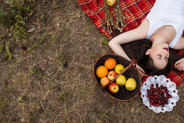 estilo de vida vegano. nutrição de alimentos orgânicos. mulher com fruta na floresta