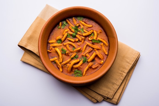 Estilo Dhaba Sev bhaji, sabzi, curry feito em curry de tomate com gathiya ou ganthia shev, servido em uma tigela ou karahi, foco seletivo