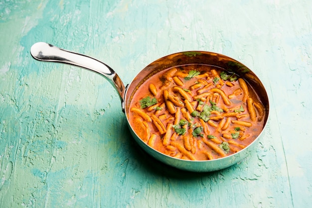 Estilo Dhaba Sev bhaji, sabzi, curry feito em curry de tomate com gathiya ou ganthia shev, servido em uma tigela ou karahi, foco seletivo