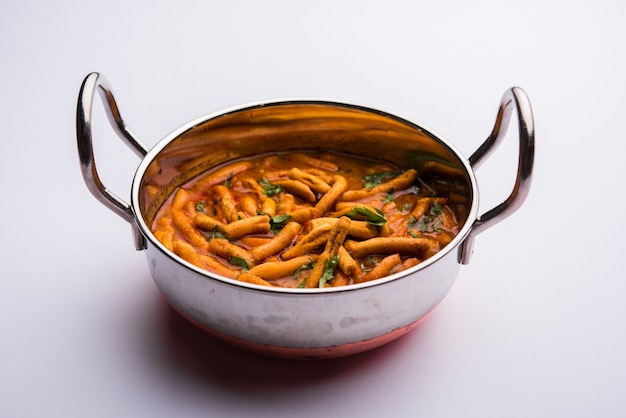 Estilo Dhaba Sev bhaji, sabzi, curry feito em curry de tomate com gathiya ou ganthia shev, servido em uma tigela ou karahi, foco seletivo