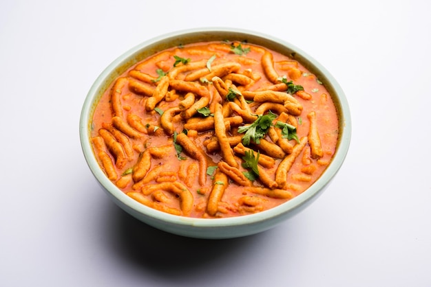 Estilo Dhaba Sev bhaji, sabzi, curry hecho en curry de tomate con gathiya o ganthia shev, servido en un cuenco o karahi, enfoque selectivo