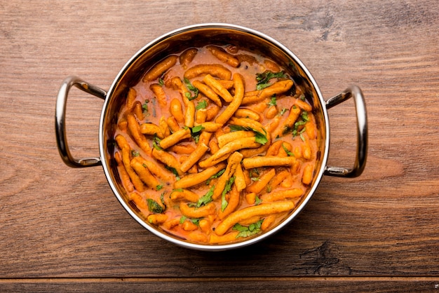 Estilo Dhaba Sev bhaji, sabzi, curry hecho en curry de tomate con gathiya o ganthia shev, servido en un cuenco o karahi, enfoque selectivo