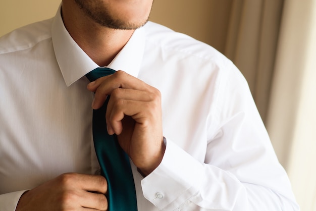 Estilo do homem. fato de vestir, camisa e punhos