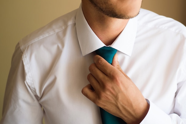 Estilo do homem. fato de vestir, camisa e punhos