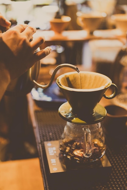 Estilo de filtro de goteo de café vintage y cafetería de bar lento para hacer un refresco de café o té