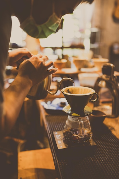 Estilo de filtro de goteo de café vintage y cafetería de bar lento para hacer un refresco de café o té