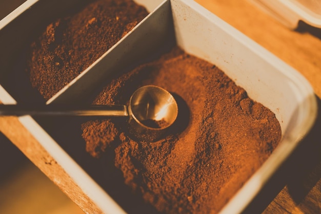 Estilo de filtro de goteo de café vintage y cafetería de bar lento para hacer un refresco de café o té