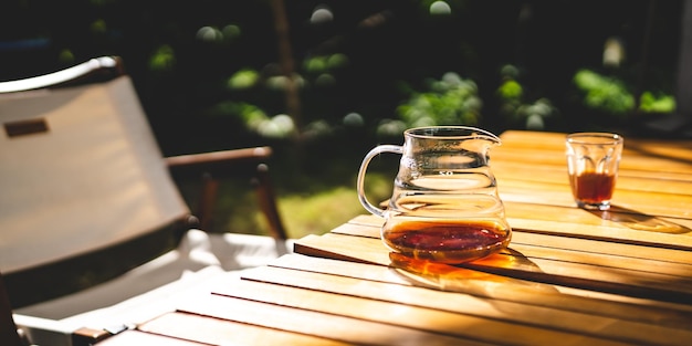 Estilo de filtro de goteo de café vintage y cafetería de bar lento para hacer un refresco de café o té