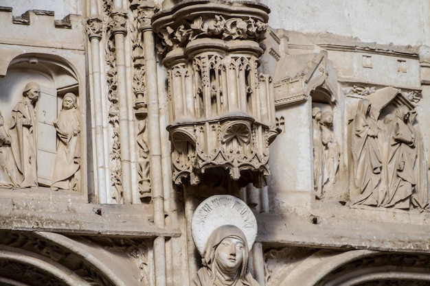 Estilo gótico da fachada, espanha da catedral de toledo