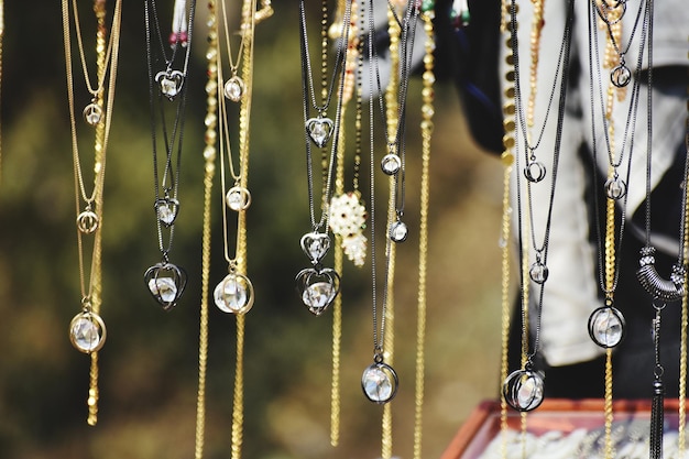 Estilo hermosa joyería colgando en el puesto en la tienda de accesorios Varias joyería joyería