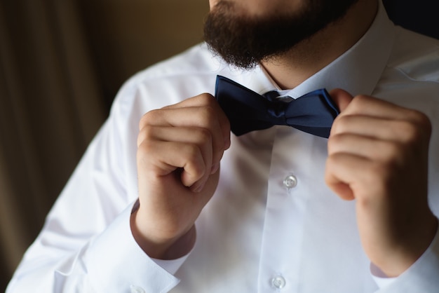 El estilo del hombre traje de vestir, camisa y puños