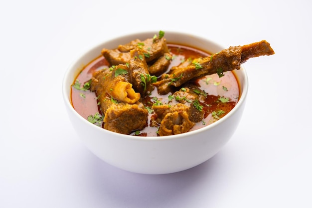 El estilo indio de carne de cordero o Gosht Masala o carne de cordeño indio rogan josh servido con Naan
