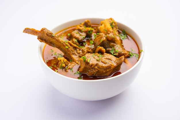 El estilo indio de carne de cordero o Gosht Masala o carne de cordeño indio rogan josh servido con Naan