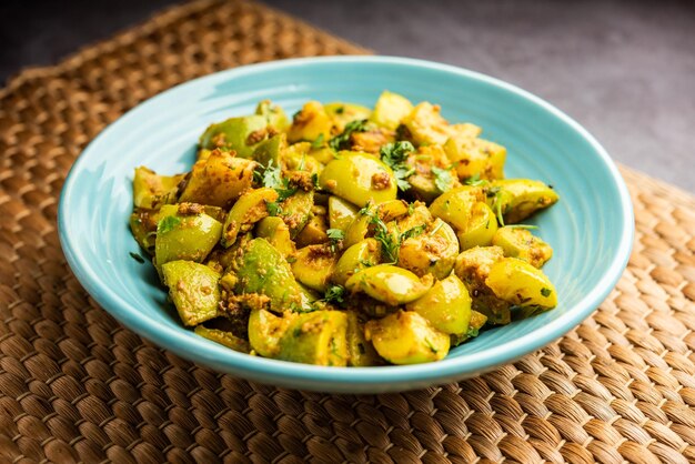 Foto estilo indio tinda o tinde ki sabzi también llamado calabaza indio melón redondo calabaza redonda indio o calabaza bebé indio relleno revuelve frito seco o receta de curry