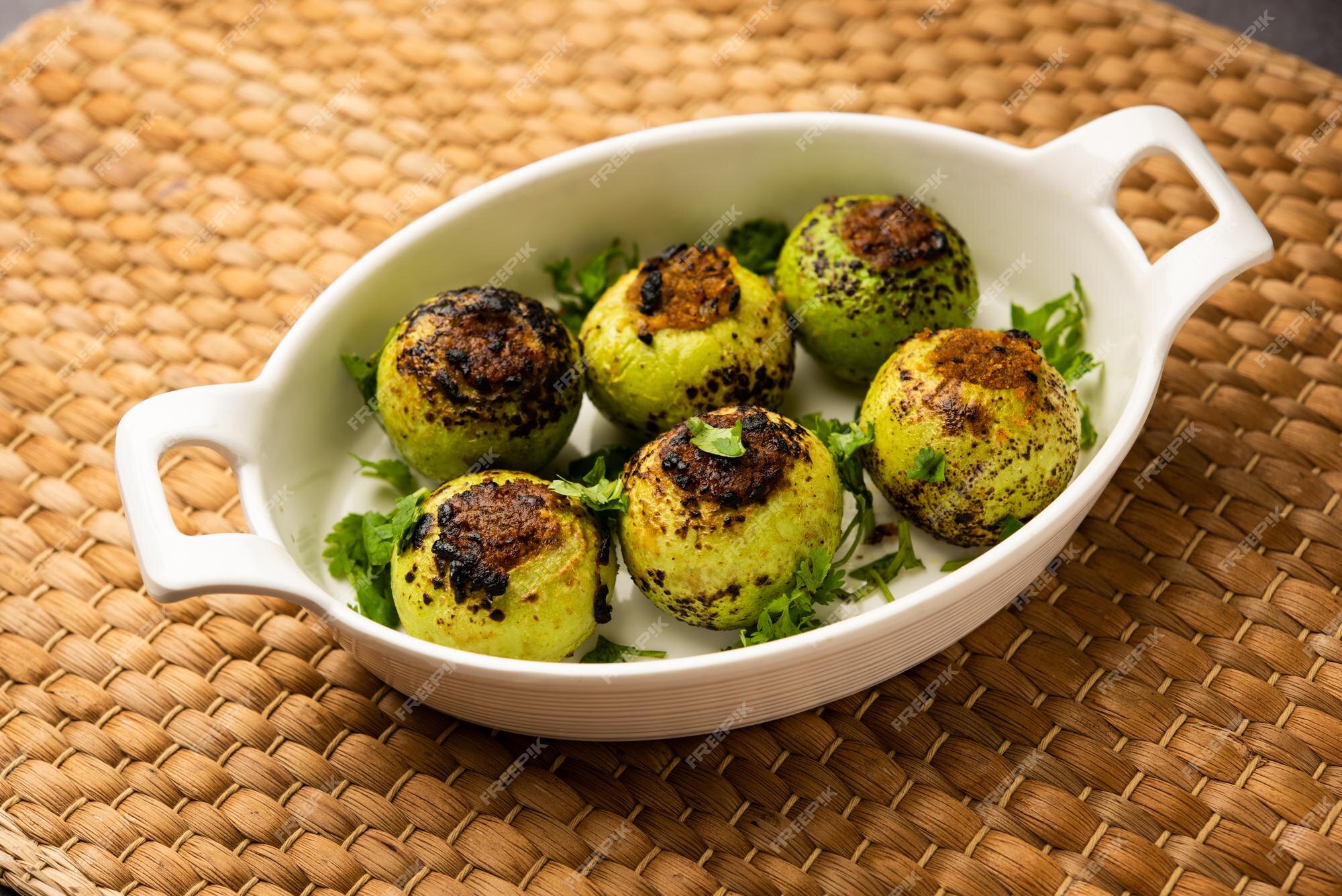 Estilo indio tinda o tinde ki sabzi también llamado melón redondo de calabaza india calabaza redonda india o calabaza bebé india rellena salteada seca o receta de curry | Foto Premium Estilo indio tinda o tinde ki sabzi también llamado melón redondo de calabaza india calabaza redonda india o calabaza bebé india rellena salteada seca o receta de curry | Foto Premium