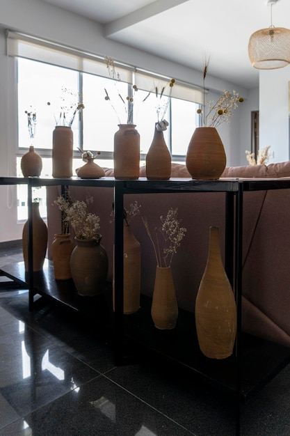 Estilo de interior mexicano con jarrones y madera natural diseño de interiores de diseño mexicano