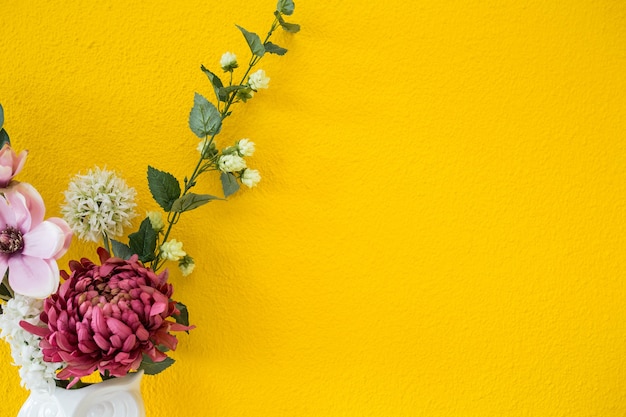 Estilo interior moderno de la pared amarilla con decoración colorida de la textura del fondo de las flores