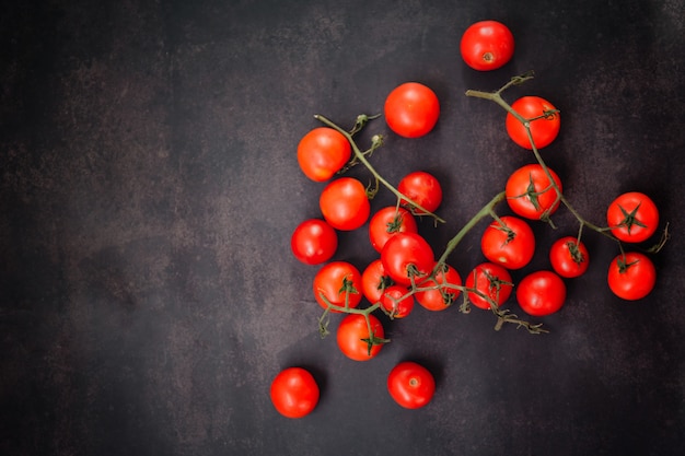 Estilo italiano plano con tomates, ajo y espagueti