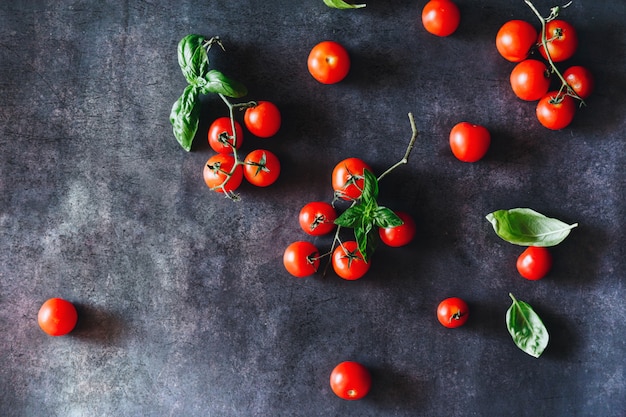 Estilo italiano plano con tomates, ajo y espagueti