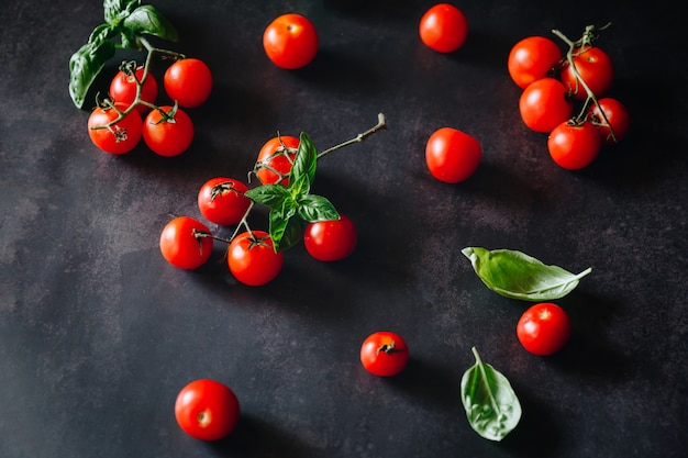 Estilo italiano plano con tomates, ajo y espagueti