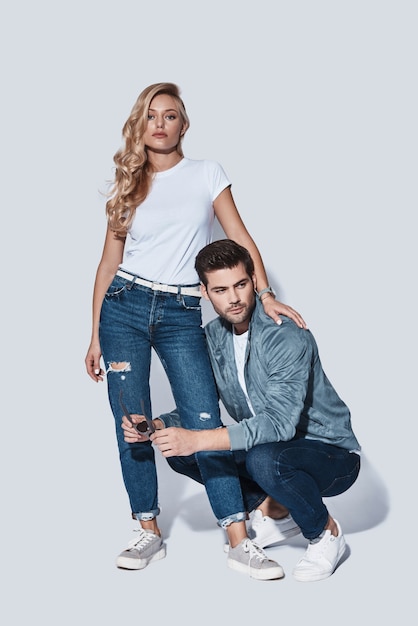 Estilo jeans. lindo jovem casal se relacionando