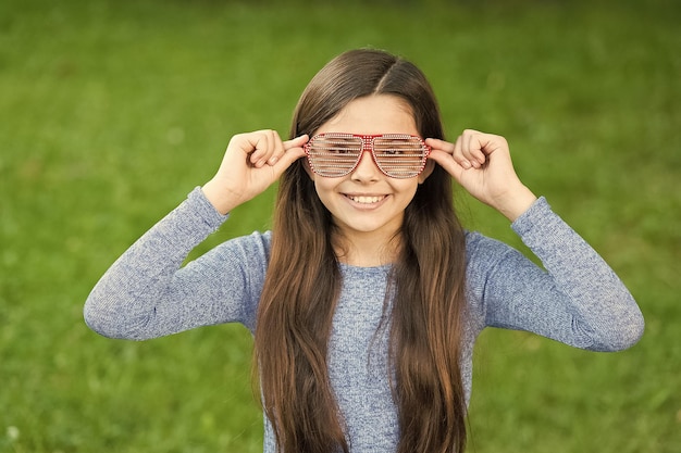 Estilo legal de menina com óculos de sol relaxantes conceito de humor alegre de dia de verão