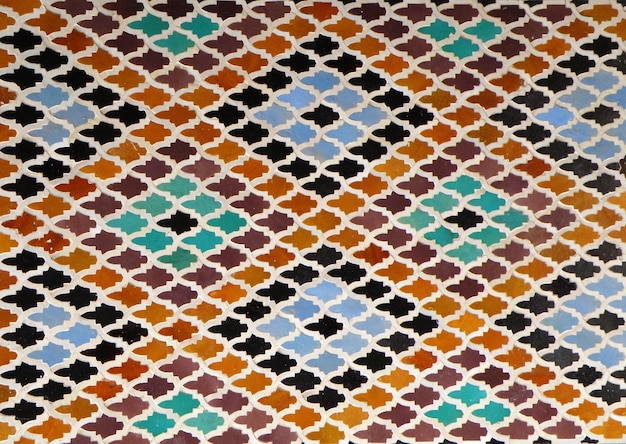 Estilo marroquí Patrón en forma de diamante Azul brillante Naranja Color marrón Pared de azulejos en Fez, Marruecos