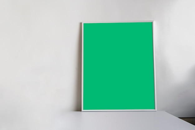 Un estilo minimalista del marco de fotos en el estante.