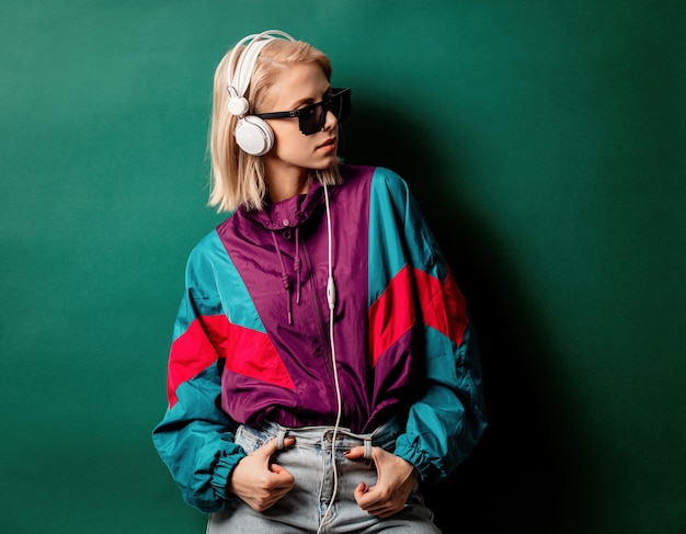 Estilo mujer en gafas de sol con auriculares