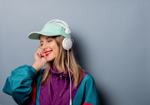 Estilo mujer en ropa de los años 90 con auriculares