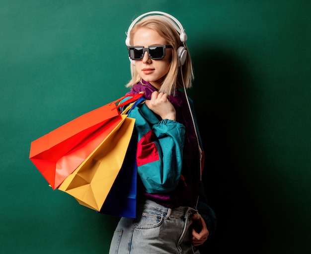 Estilo mujer en ropa punk de los 90 con bolsas de compras