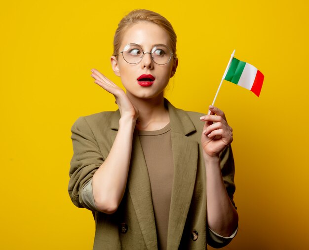 Estilo mujer rubia en chaqueta con bandera italiana en amarillo