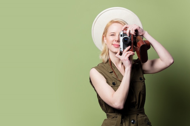 Estilo mujer rubia con sombrero con cámara