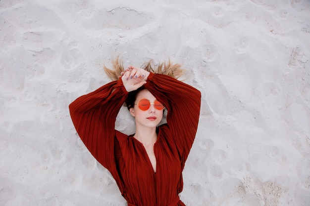 Estilo mulher adulta em óculos de sol e blusa cor de vinho