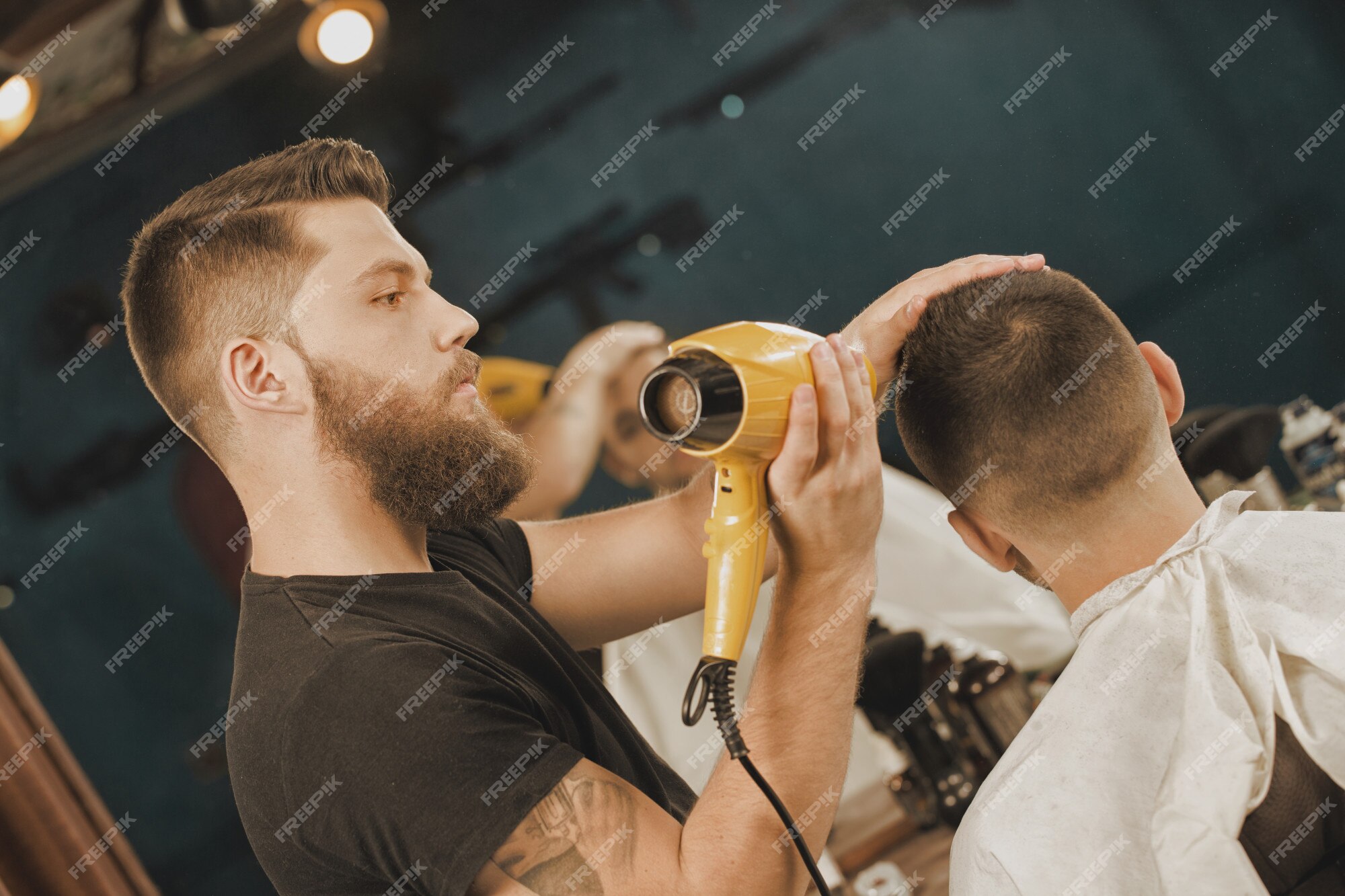 Barbeiro Profissional Que Trabalha Com Um Cliente Em Um Salão De Beleza Do  Cabeleireiro, Usos Um Secador De Cabelo Foto de Stock - Imagem de  profissional, estiloso: 117811236