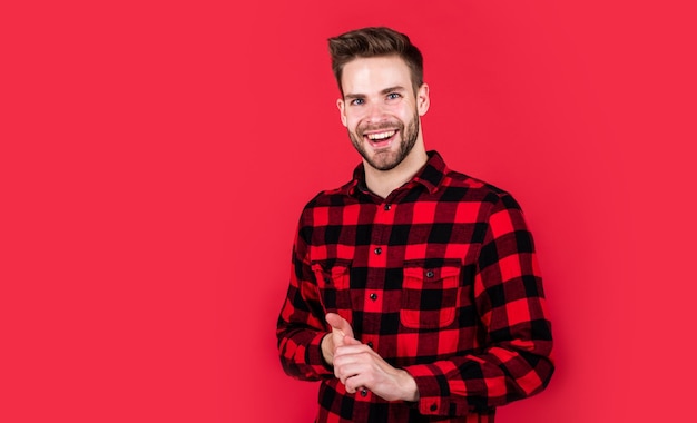 Estilo rural guapo joven seguro de sí mismo de pie y sonriendo en camisa chico feliz retrato sonriente de hombre de moda en camisa camisas de hombre clásicas de negocios con espacio de copia de impresión a cuadros