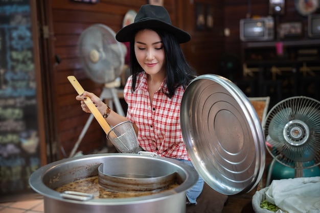 Estilo tailandês das mulheres do macarronete do barco no amphawa tailândia